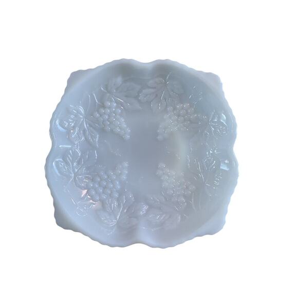 Vintage White Milk Glass Grape Harvest Anchor Hocking Low Fruit Bowl Short - Picture 2 of 13